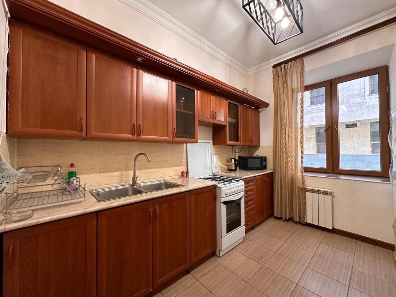 Hotel & Apartments California 耶烈万 外观 照片