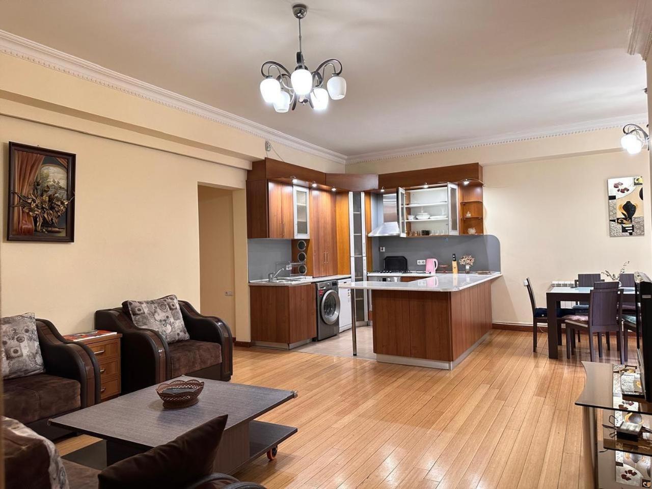 Hotel & Apartments California 耶烈万 外观 照片