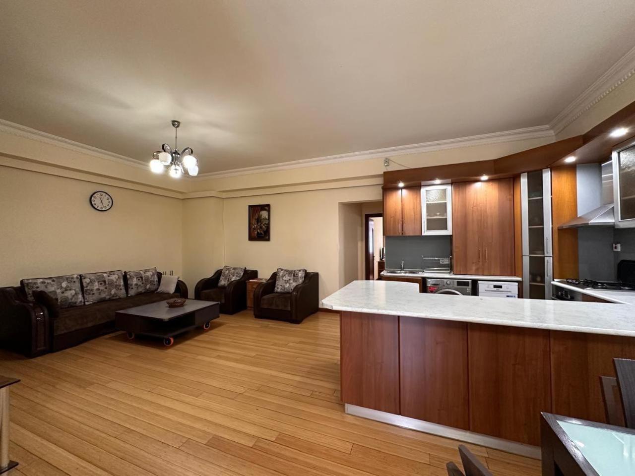 Hotel & Apartments California 耶烈万 外观 照片