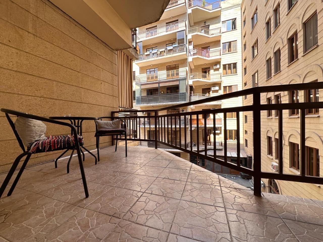 Hotel & Apartments California 耶烈万 外观 照片