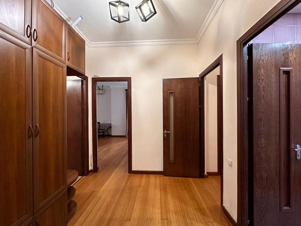 Hotel & Apartments California 耶烈万 外观 照片