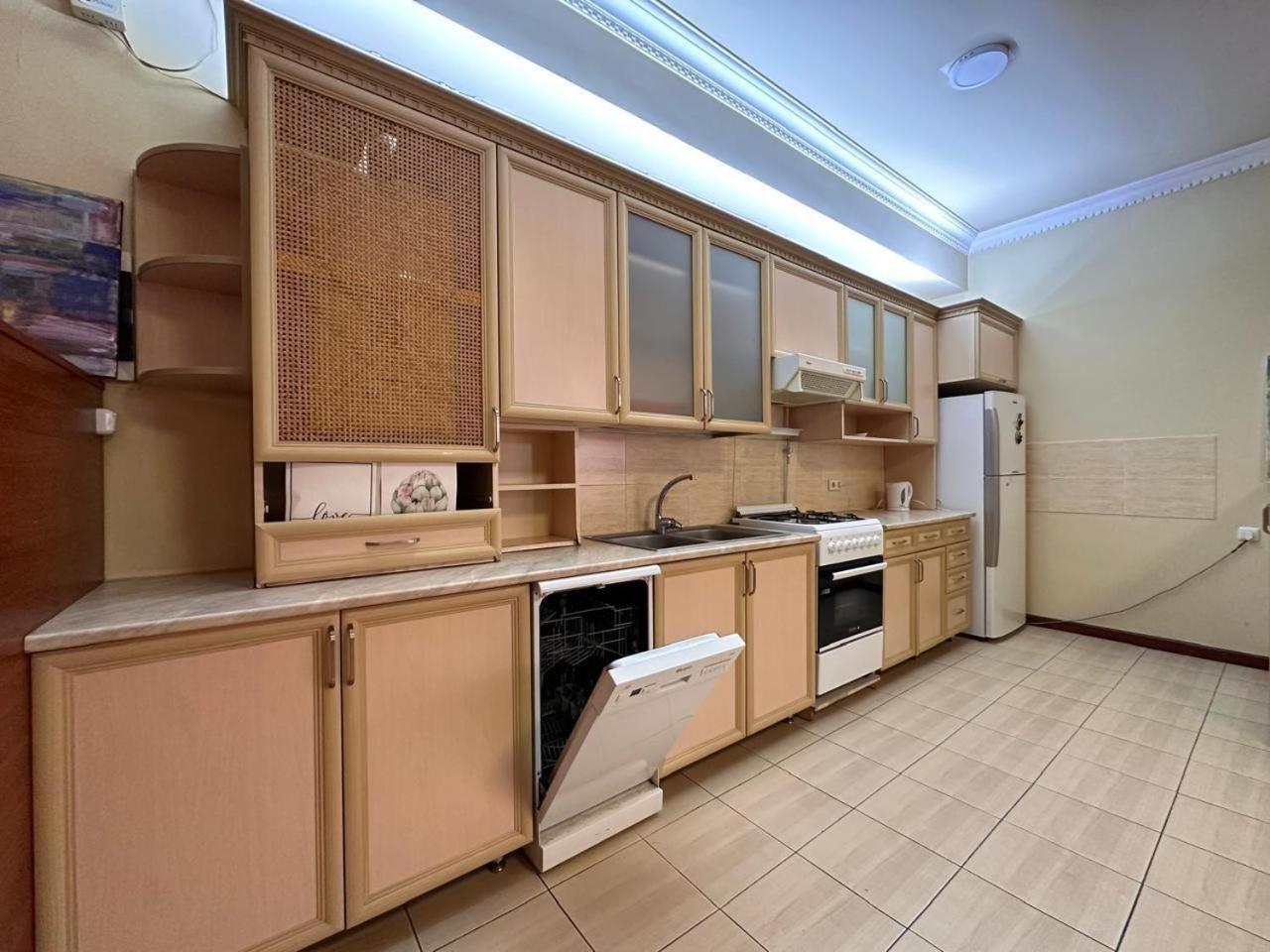 Hotel & Apartments California 耶烈万 外观 照片