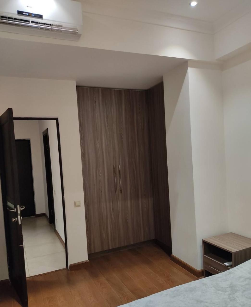 Hotel & Apartments California 耶烈万 外观 照片