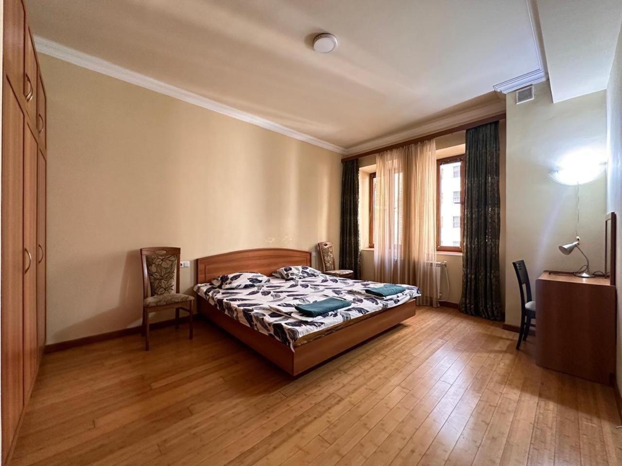 Hotel & Apartments California 耶烈万 外观 照片