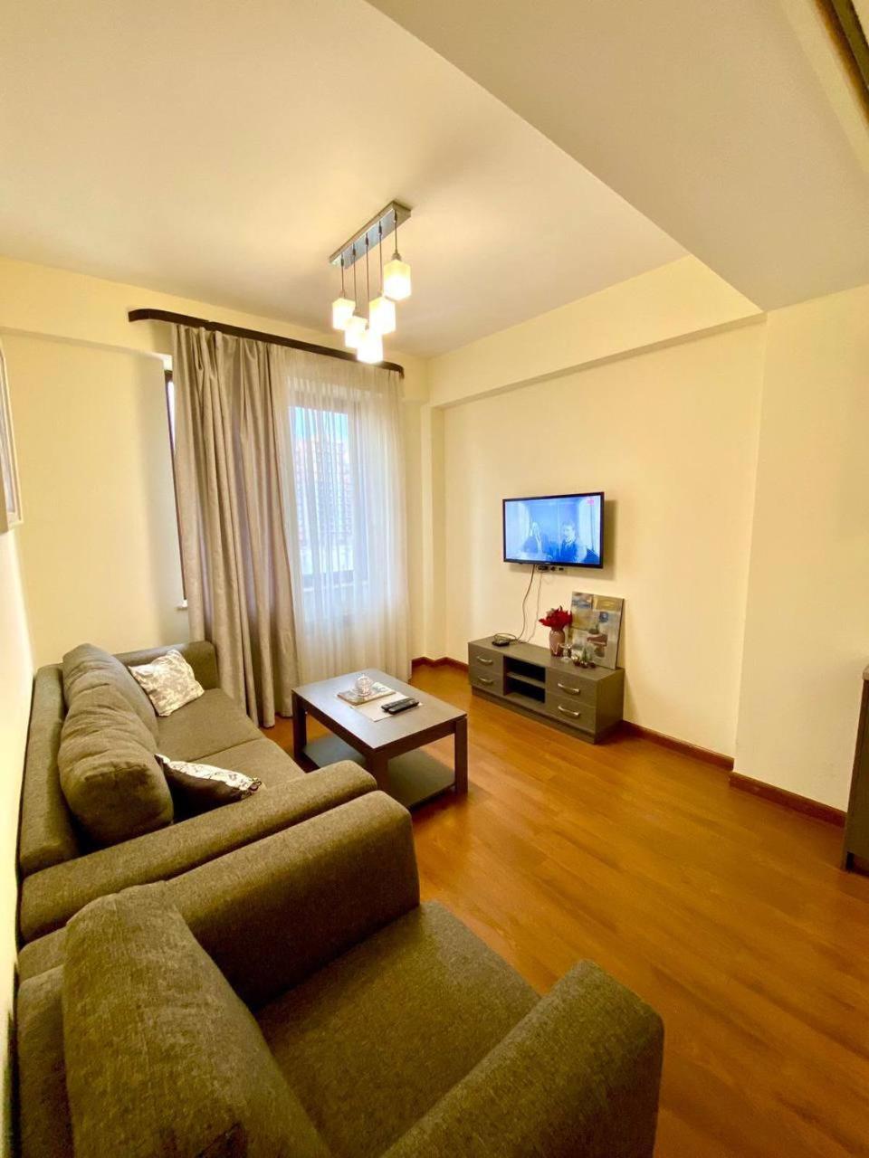 Hotel & Apartments California 耶烈万 外观 照片