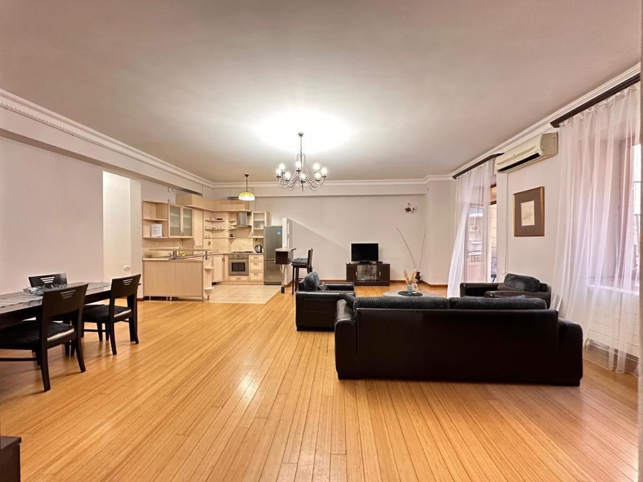Hotel & Apartments California 耶烈万 外观 照片
