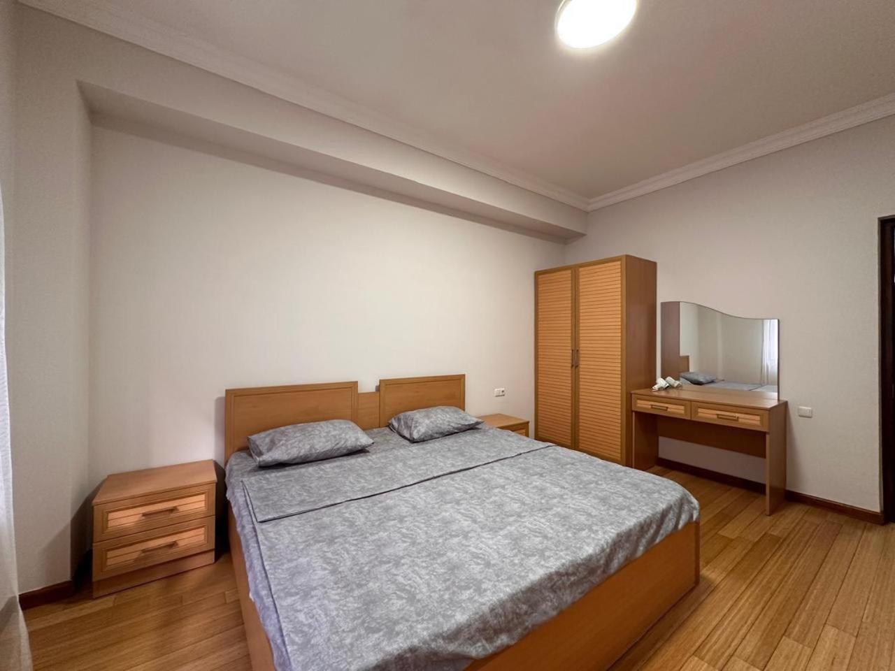 Hotel & Apartments California 耶烈万 外观 照片