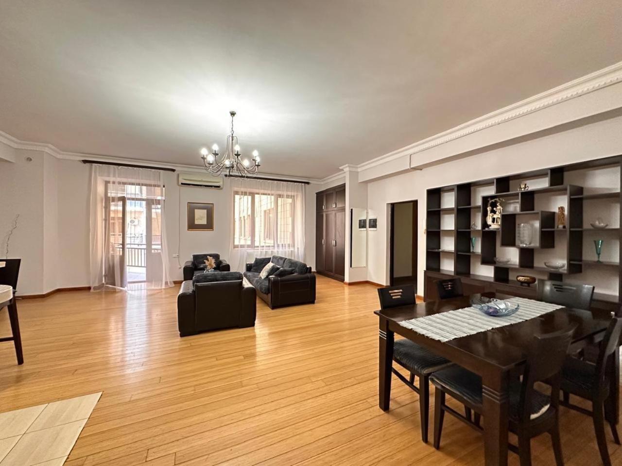 Hotel & Apartments California 耶烈万 外观 照片