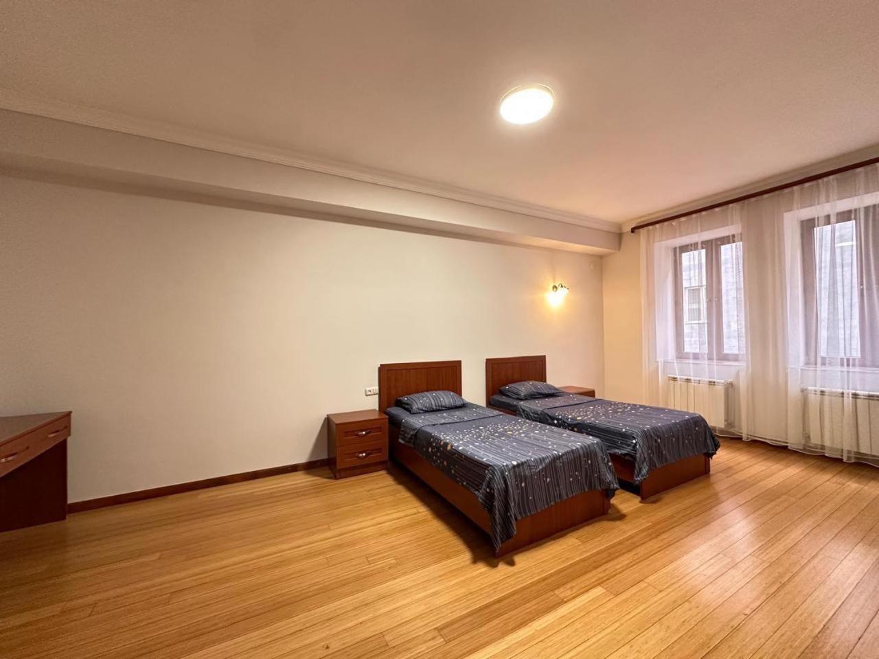 Hotel & Apartments California 耶烈万 外观 照片