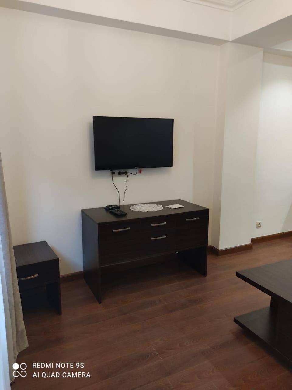 Hotel & Apartments California 耶烈万 外观 照片