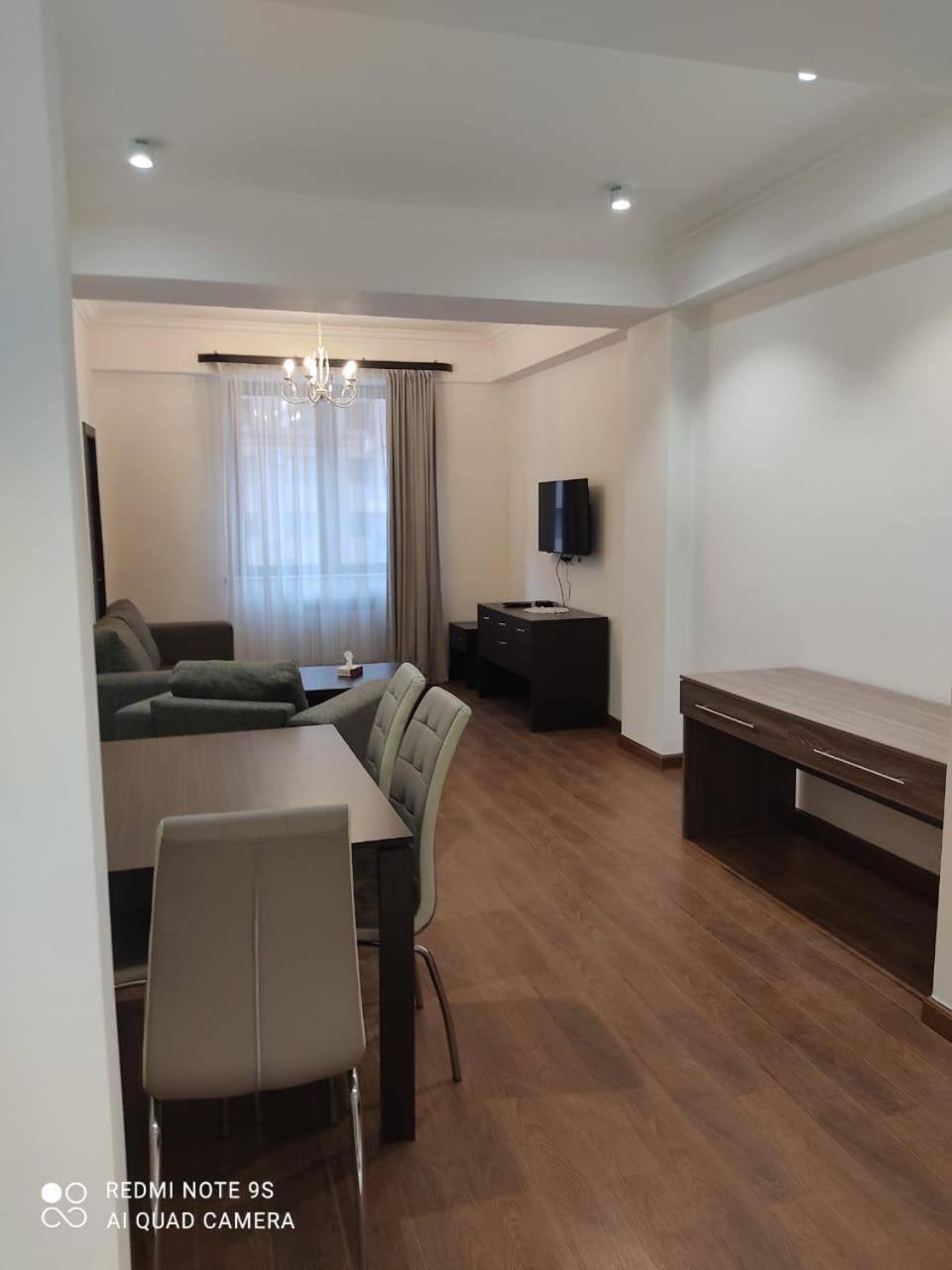 Hotel & Apartments California 耶烈万 外观 照片