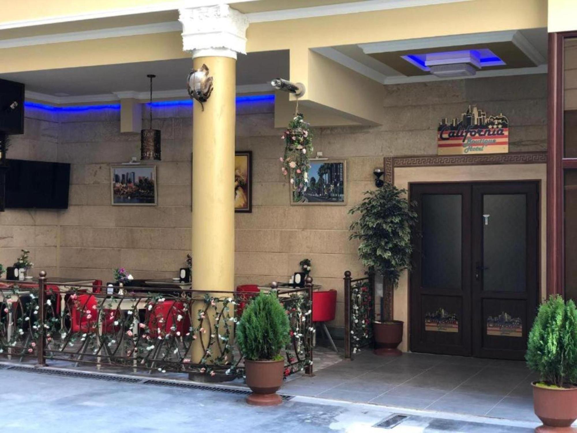 Hotel & Apartments California 耶烈万 外观 照片