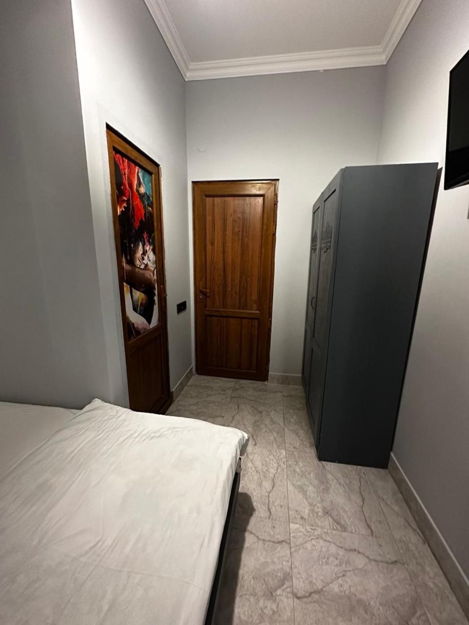 Hotel & Apartments California 耶烈万 外观 照片