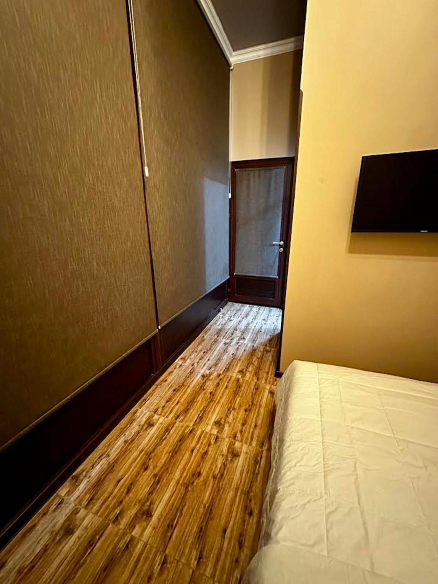Hotel & Apartments California 耶烈万 外观 照片