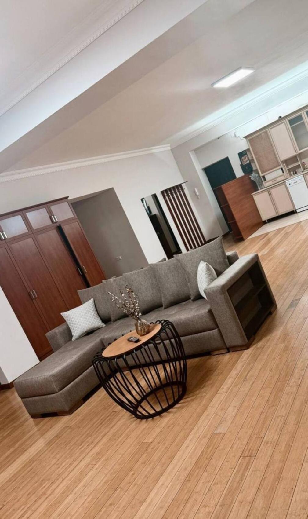 Hotel & Apartments California 耶烈万 外观 照片