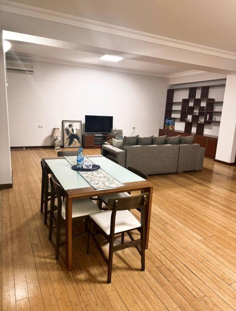 Hotel & Apartments California 耶烈万 外观 照片